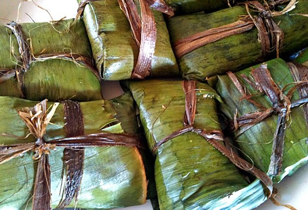 Cornmeal cooked in banana leaf to make blue drawers