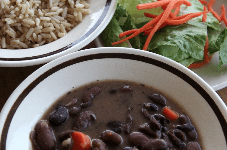Stewed Peas with rice and salad