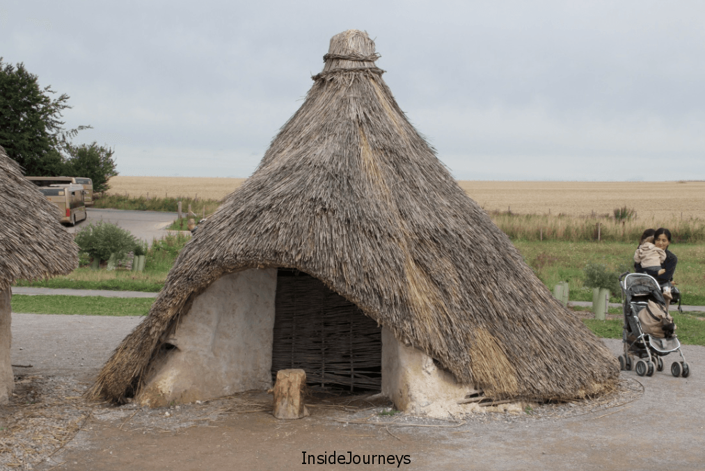 Stonehenge thatched hse